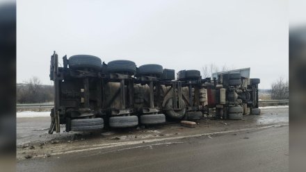 Краснодарец пострадал в ДТП с перевёрнутой фурой на воронежской трассе