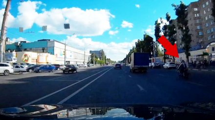 В Воронеже на видео попал мотоциклист, уцелевший после столкновения с двумя авто