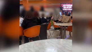 В ТЦ Воронежа провели проверку после хулиганского поведения подростков на фуд-корте