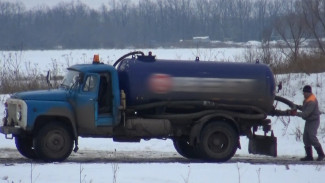 Водители ассенизаторских машин залили отходами землю у воронежских сёл