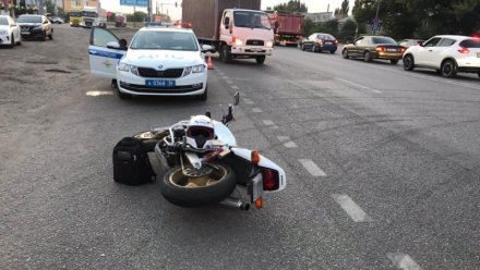 Два человека пострадали при столкновении мотоцикла и легковушки под Воронежем