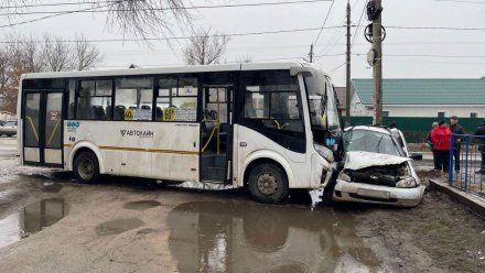 В Воронеже легковушка столкнулась с пассажирским автобусом: трое пострадавших