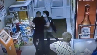 Директор воронежского супермаркета дала отпор рецидивисту: появилось видео