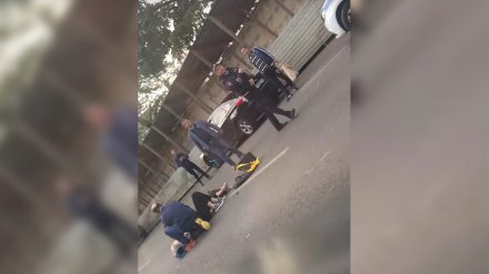 В центре Воронежа водитель иномарки сбил на пешеходном переходе 2 девушек