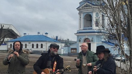 В Воронеже Борис Гребенщиков устроил мини-концерт у Покровского Храма