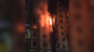 Воронежцы показали на видео мощный пожар в многоэтажке после взрыва газа