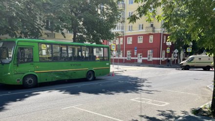 Женщина пострадала при столкновении машины икассаторов и маршрутки в центре Воронежа