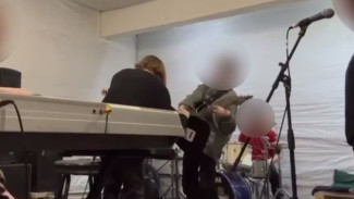 В Воронеже 13-летнего гитариста ударило током: появилось видео