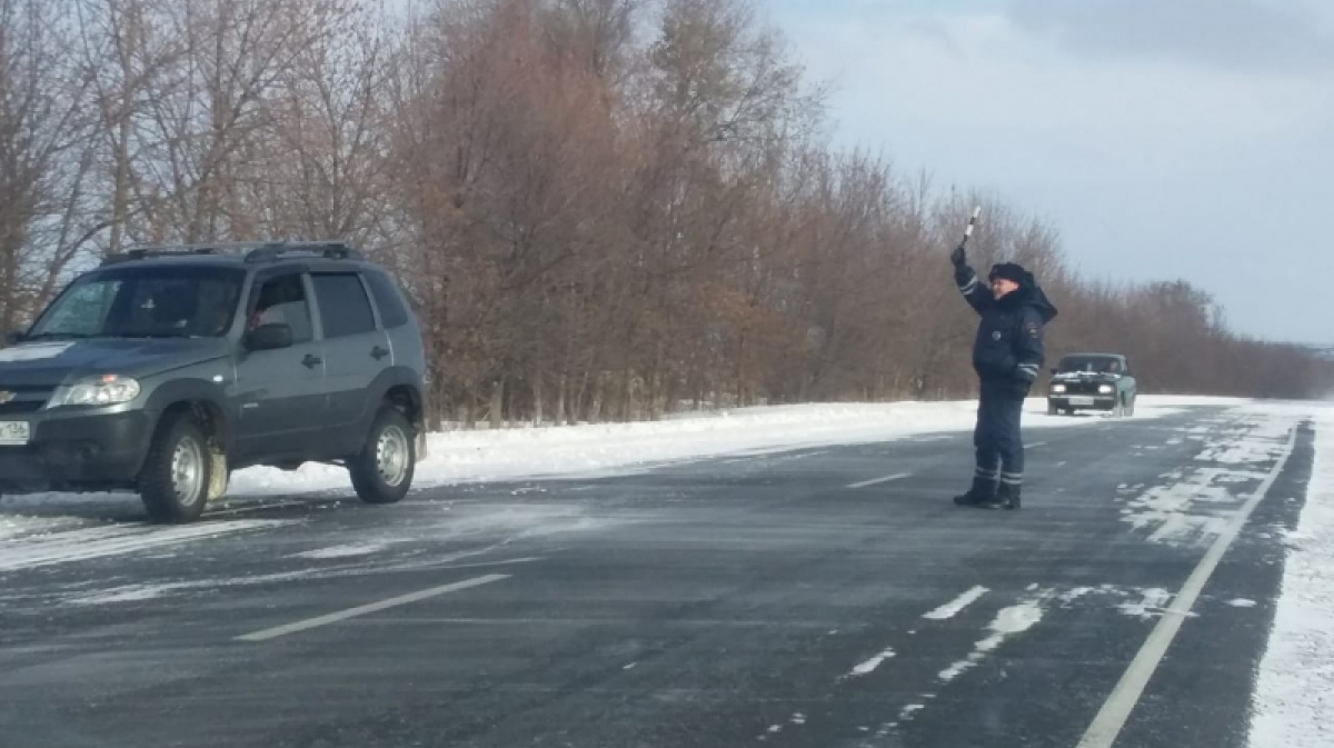 На воронежской трассе «Нива» увязла в снегу, вытягивая «Ладу» по просьбе  полицейских – Новости Воронежа и Воронежской области – Вести Воронеж