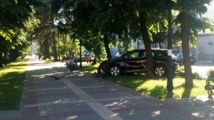 В центре Воронежа элитная иномарка при ДТП снесла забор и вылетела в сквер