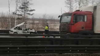 В Воронеже из искорёженной после ДТП легковушки спасатели достали парня и двоих детей