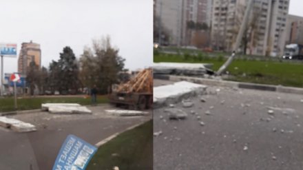 В Воронеже из грузовика на ходу выпали бетонные панели