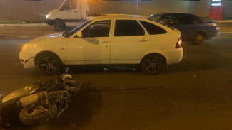 Водитель мопеда пострадал в ночном массовом ДТП в Воронеже