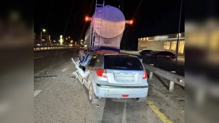 Водитель Hyundai насмерть разбился в ДТП с фурой под Воронежем