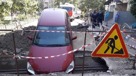 В Воронеже иномарка улетела в дорожную яму: пострадал водитель