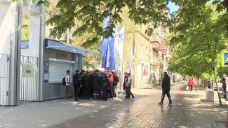 Воронежцы столпились в очереди из-за закрытых касс перед матчем «Факела» с «Пари НН»