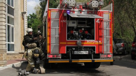 Пожарные съехались к детской больнице в Воронеже