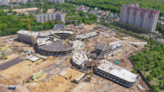 Мэр Воронежа проверил ход строительства мегашколы