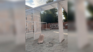 В Воронеже сломались качели на проспекте Революции