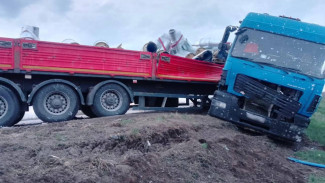 Водитель разбился насмерть в массовом ДТП с грузовиками в Воронежской области