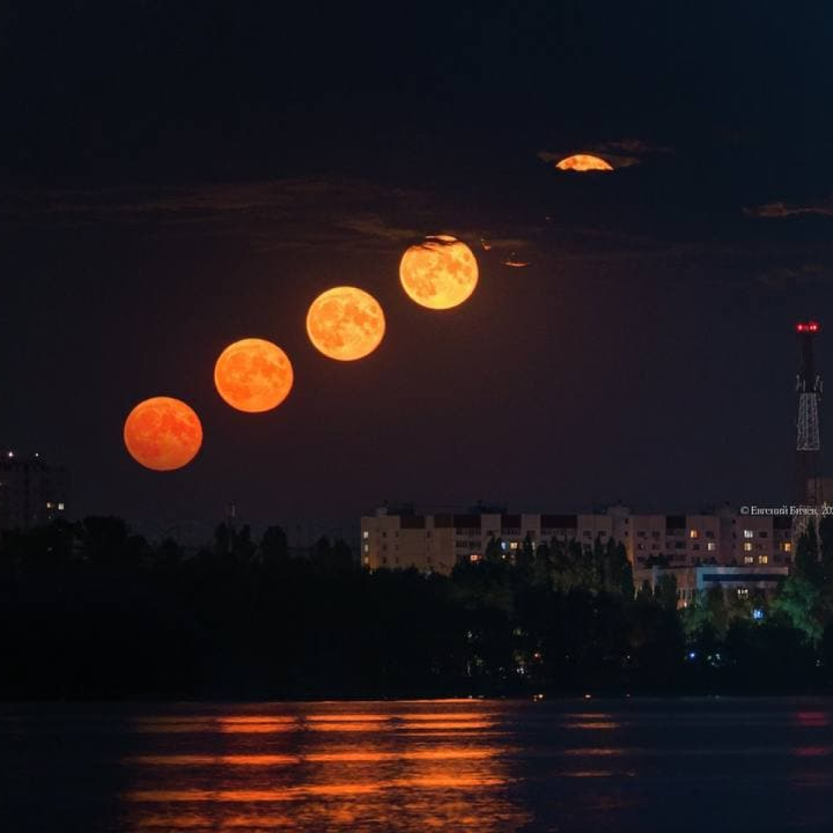 Сегодня полнолуние или нет в москве. Луна над Москвой. Луна Воронеж. Многолуние. Восход над Воронежем.