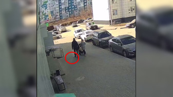 Сброшенная из окна бутылка едва не упала на ребёнка в коляске в воронежском ЖК