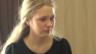 Девушке из воронежского посёлка вручили награду после смерти мужа на Украине