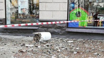 С фасада «сталинки» в центре Воронежа на тротуар обрушилась бетонная колонна