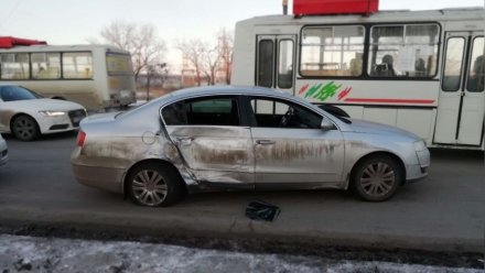 В Воронежской области при столкновении легковушки и КамАЗа пострадали 2 человека