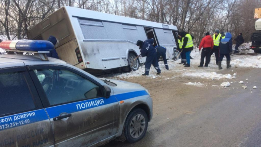 Под Воронежем после ДТП автобус вылетел в кювет