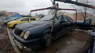 Воронежцы стали чаще жаловаться на брошенные во дворах бесхозные автомобили