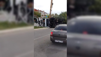 Грузовик перевернулся возле ТЦ «Ермак» в Россоши
