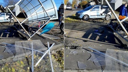 В Воронеже автомобилистка снесла остановку: один человек попал в больницу