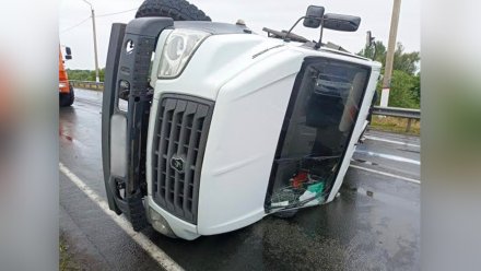 В Воронежской области в ДТП с кроссовером пострадал водитель грузовика