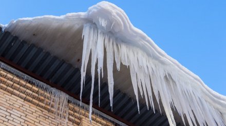 В Воронеже снежная глыба с крыши рухнула на мужчину
