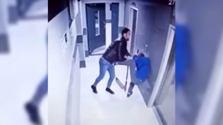 Воронежца накажут за попавшее на видео избиение подростка в подъезде многоэтажки
