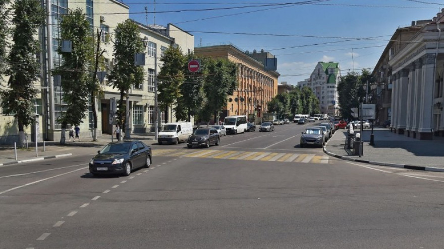 В Воронеже маршрутка на пешеходном переходе сбила женщину с ребёнком