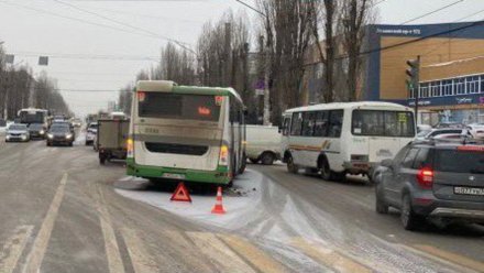 Воронежский СК начал проверку после травмы 17-летней девушки в ДТП с автобусами