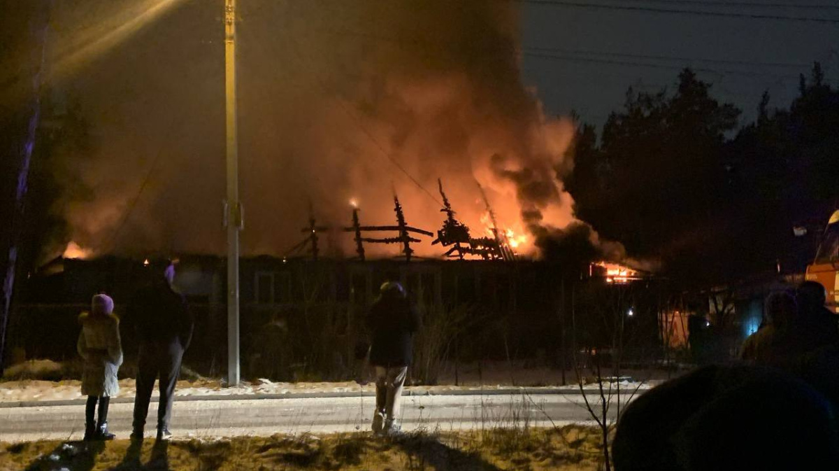 В Воронеже пламя охватило частный дом: появилось видео – Новости Воронежа и  Воронежской области – Вести Воронеж