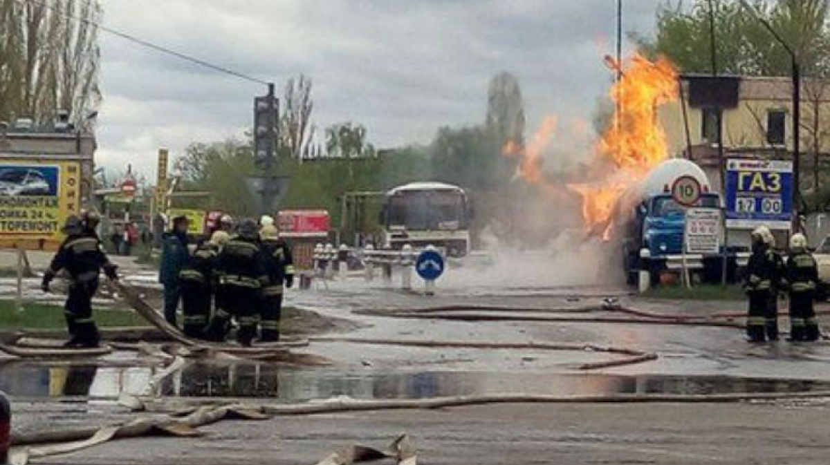 В воронеже горит завод. Взрыв цистерны в новой Усмани. Пожар на заправке в новой Усмани. Пожарные Воронеж. Заправка в новой Усмани взрыв.