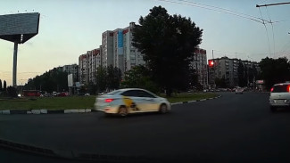 В Воронеже таксист пролетел на красный и пригрозил ножом помешавшим ему пешеходам