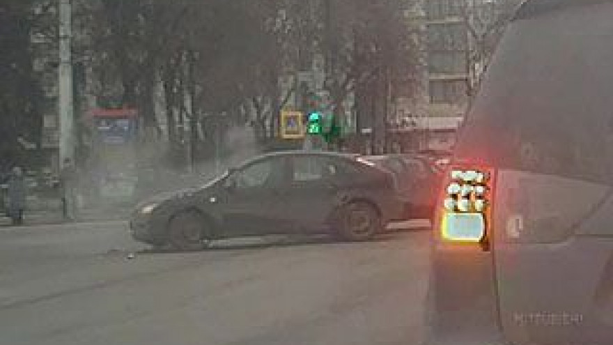На площади Ленина на глазах у полицейских столкнулись две иномарки