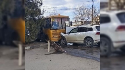 В Воронеже внедорожник врезался в школьный автобус: есть погибший