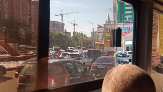 Воронежцы сообщили об огромном заторе на Московском проспекте из-за коммунальной аварии