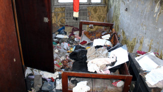 Воронежец превратил трёхкомнатную квартиру в огромную зловонную свалку