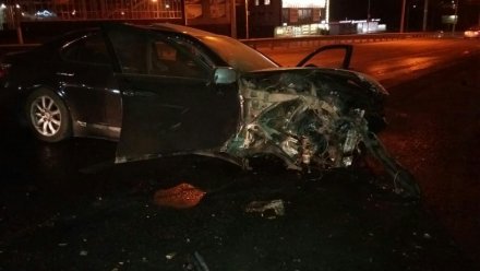 В Воронеже попавший в аварию Mercedes снёс фонарный столб и дерево