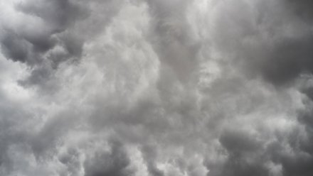 Грозы, град и сильный ветер задержатся в Воронежской области