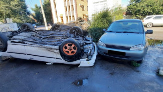В Воронеже две машины перевернулись на крышу после ДТП