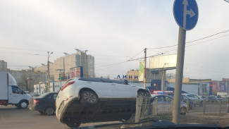 В Воронеже иномарка повисла на ограждении у торгового центра 