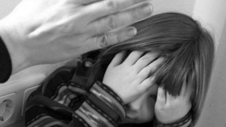 В Воронежской области отец семейства выгонял из дома 5-летнюю дочь и угрожал зарезать жену